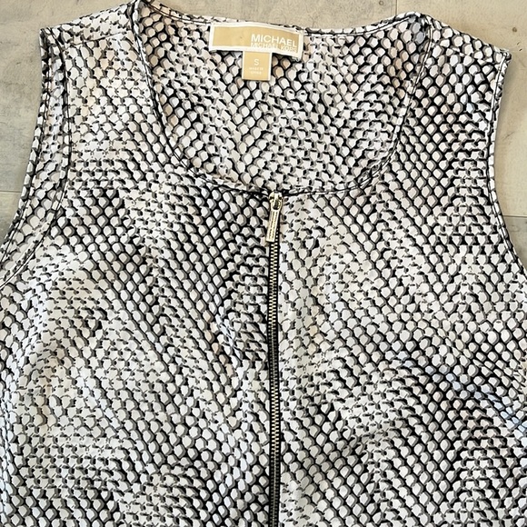 Michael Kors  NWOT   Abstract print blouse scoopneck      Sleeveless      Size S - Picture 2 of 13